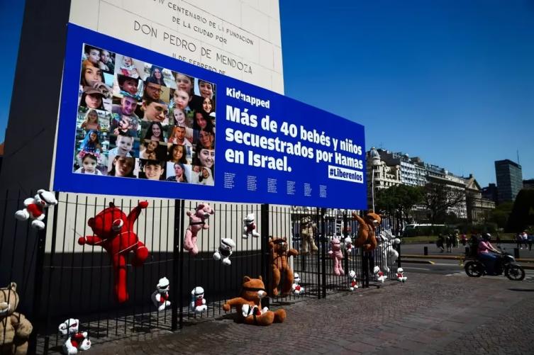 El Gobierno publicó una solicitada en Israel para exigir la liberación de los secuestrados por Hamás