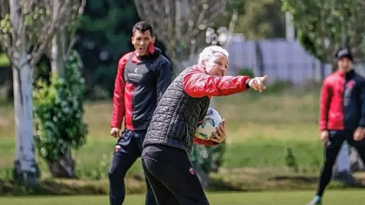 Damonte hará cambios en Colón por la lesión de Meza
