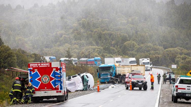 Seis muertos tras un choque entre un camión y una combi en la ruta 40
