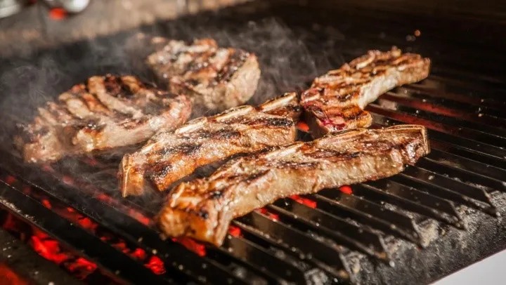 Asado: pocos saben estos cuatro secretos para evitar que la carne se seque en la parrilla