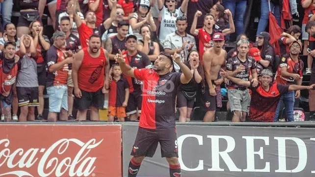 Colón goleó a Talleres y se ilusiona con la permanencia