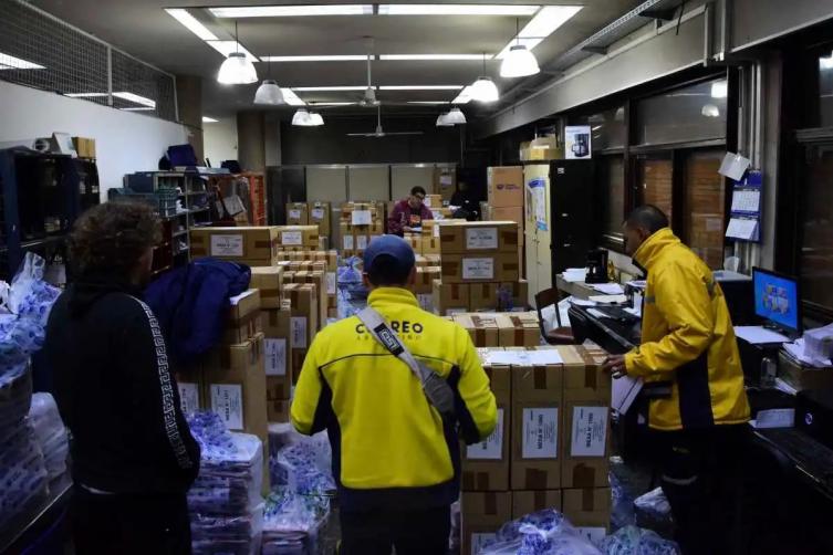 La Justicia Electoral advirtió que la Libertad Avanza presentó boletas insuficientes para repartir en las escuelas