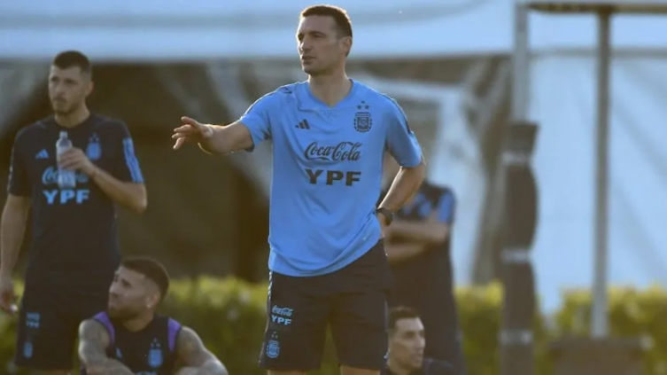 Scaloni define el equipo para recibir a Uruguay