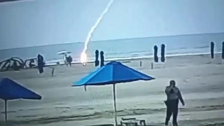 Una mujer murió tras ser impactada por un rayo en una playa de Colombia