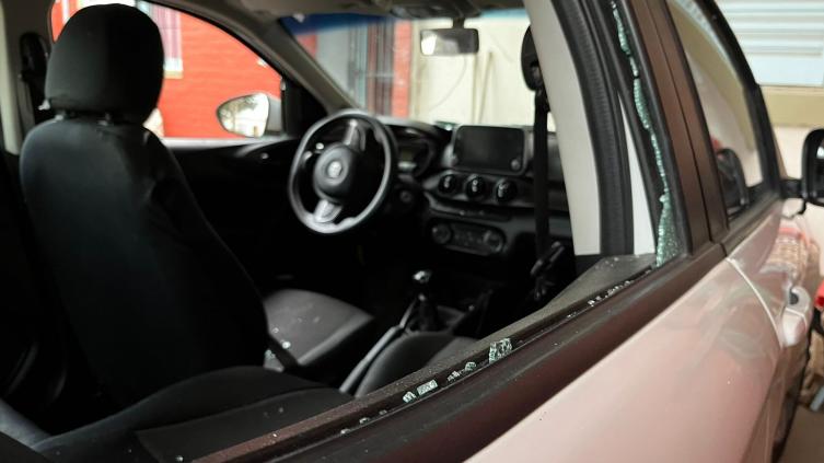 Esperaban una grúa, los asaltaron y les balearon su automóvil en la circunvalación oeste