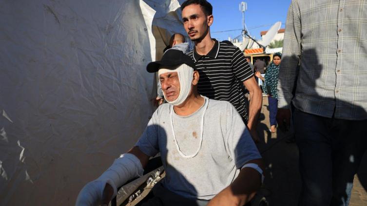 Cientos de evacuados del mayor hospital de Gaza y denuncias de ataques a un campo de refugiados