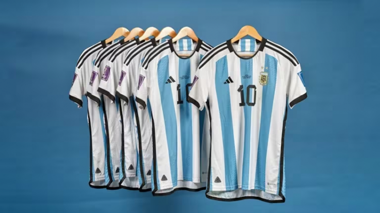 Mundial de Qatar: Messi donó seis camisetas para una subasta