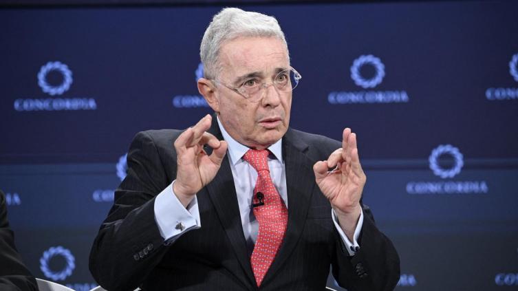 Uribe negó vínculos con paramilitares que masacraron a campesinos en Colombia