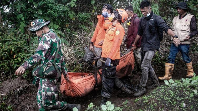 Ascienden a 22 las muertes por la erupción del volcán Marapi, que permanece activo