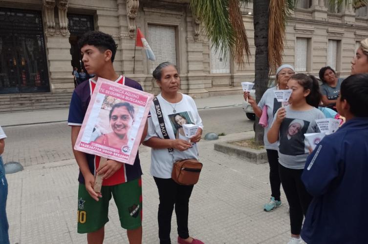 Familiares de Mónica Aquino marcharon a siete meses de su desaparición