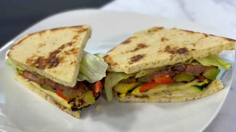 A la parrilla: este sanguche de vegetales asados en pan naan