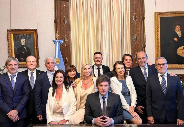 Milei le tomó juramento a sus ministros en el Salón Blanco de Casa de Gobierno