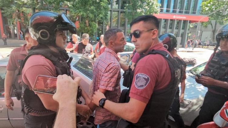 Detuvieron al hombre que arrojó un botellazo a Milei durante la asunción presidencial