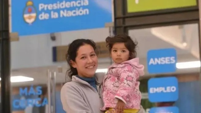 Cuánto va a cobrar AUH y Tarjeta Alimentar tras los anuncios de Luis Caputo
