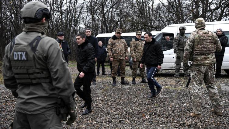 Azerbaiyán y Armenia intercambiaron prisioneros de guerra en la frontera