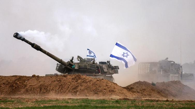 Israel sigue bombardeando Gaza pese a presión para negociar por los rehenes