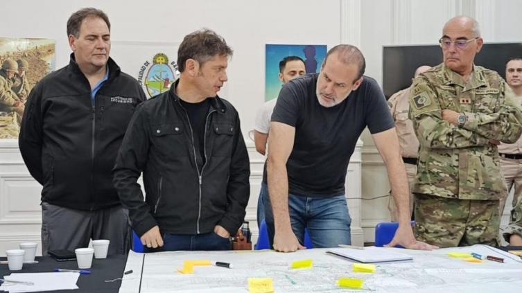 Tras el temporal, Kicillof ya se encuentra en Bahía Blanca y se suma al Comité de Crisis