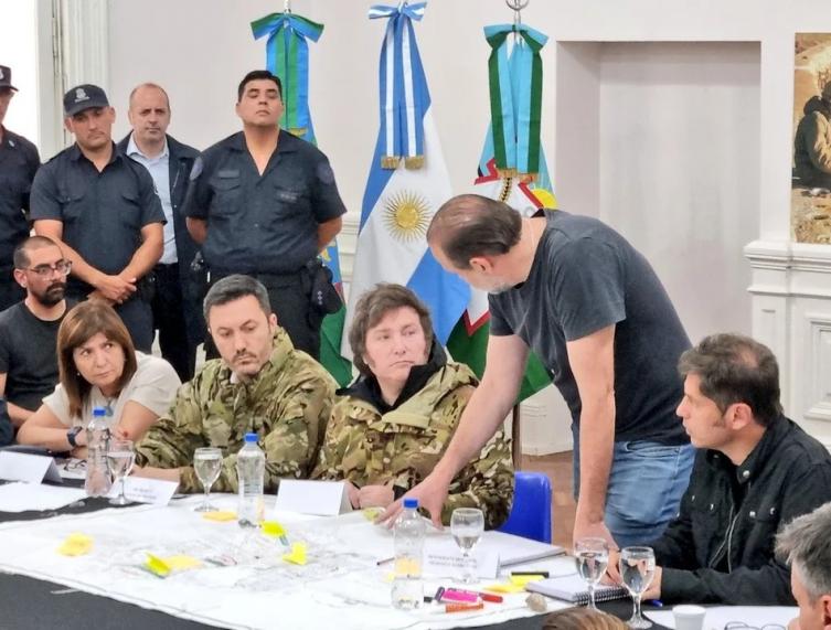 Javier Milei llegó a Bahía Blanca: lo acompañan cuatro ministros para monitorear la situación