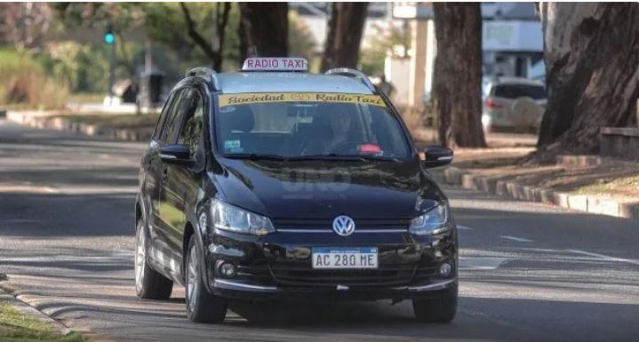 Tras la devaluación y la fuerte suba en combustibles, confirman un aumento en la tarifa de taxi