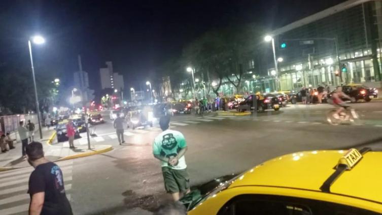 Los taxistas de Rosario van al paro luego de que balearan a un chofer en un asalto 