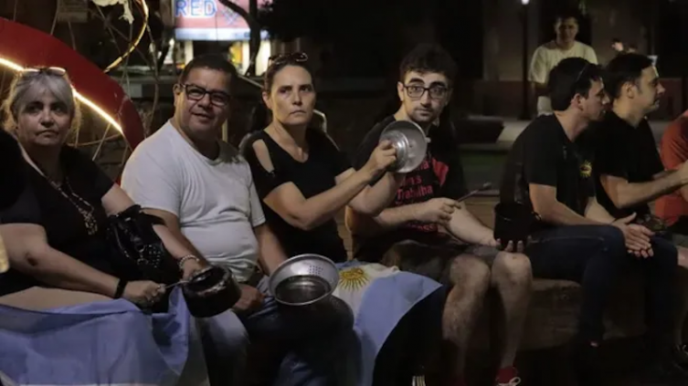 Tercera noche de cacerolazos contra el DNU 