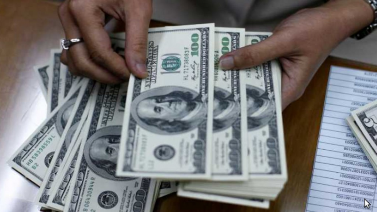 El dólar llegó á los 900 pesos en bancos privados