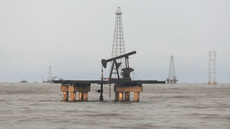 Petróleo: cierran los precios con leve caída pese a tensiones en el Mar Rojo