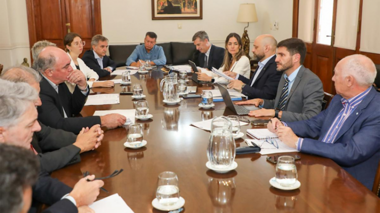 Pullaro dijo que el DNU afecta a la industria