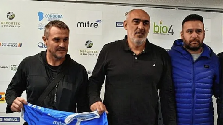 Delfino espera para asumir como DT de Colón