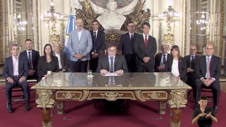 Este viernes entra en vigencia el DNU, sin que la Justicia haya aceptado suspenderlo