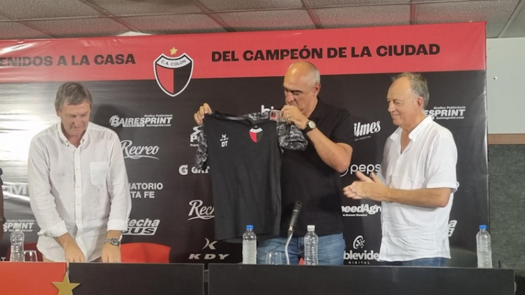 Delfino fue presentado oficialmente como nuevo DT de Colón
