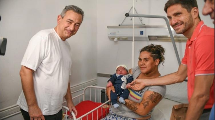 El primer bebé del año nacido en Rosario fue visitado por Pullaro y el intendente Javkin  