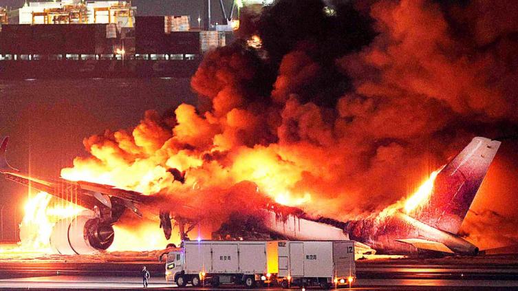 Cinco muertos tras el choque de un avión con una aeronave militar en el aeropuerto de Tokio