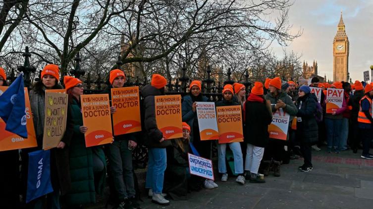 Médicos residentes de Inglaterra iniciaron la huelga más larga en la historia de su sistema de salud