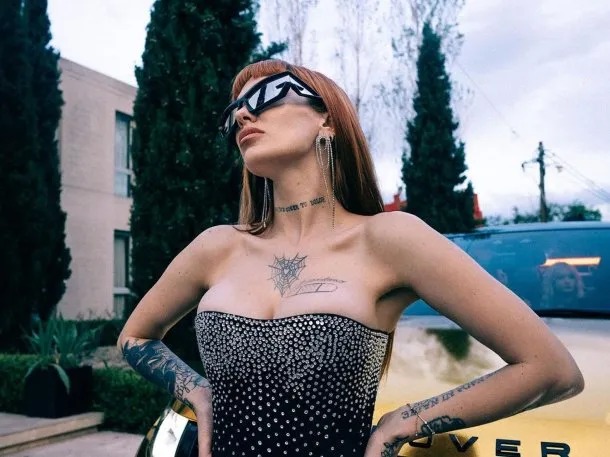La Joaqui posó con una particular microbikini con aberturas y colaless