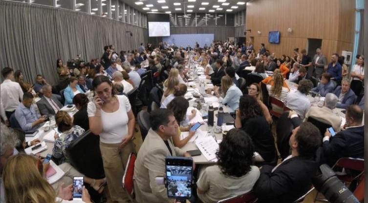 Con reclamo de la oposición para que vayan Caputo, Posse y Sturzenegger, comenzó el debate en comisiones de la Ley Omnibus 