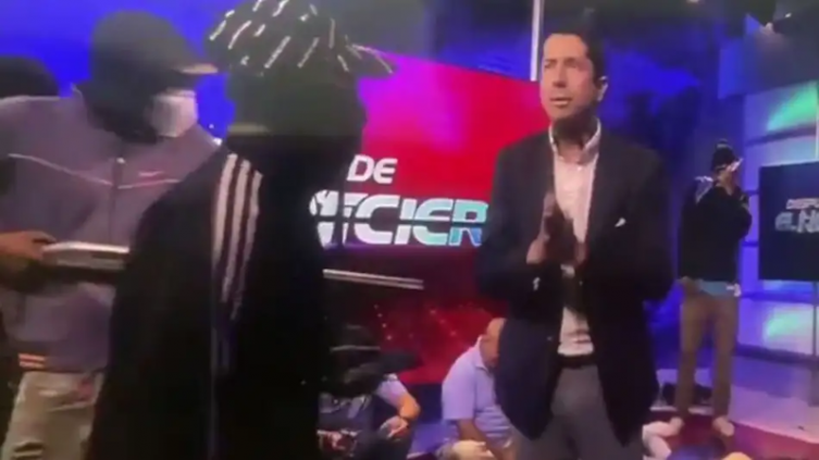 Ecuador: encapuchados con fusiles y granadas tomaron un canal de televisión