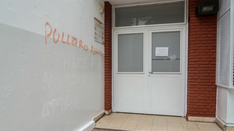 Doble amenaza: dejaron el mismo mensaje mafioso contra Pullaro frente a una escuela y un centro de salud