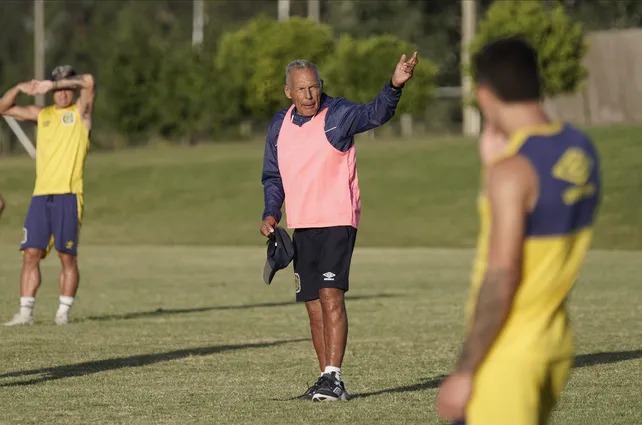 Central: el campeón sale a pista en Montevideo sin equipo definido