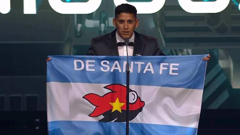 El hincha de Colón Toto Iñiguez, ganó el premio The Best