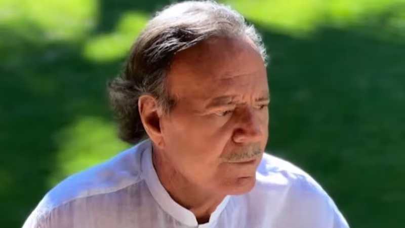 Retuvieron a Julio Iglesias en el aeropuerto de Punta Cana