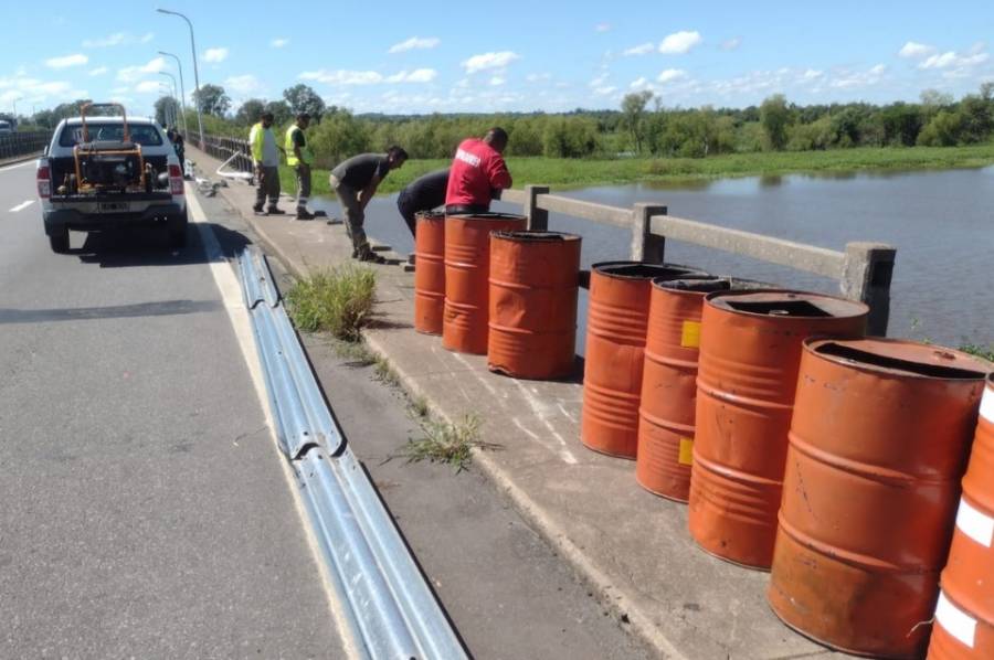 El camión que rompió la baranda del aliviador habría caído al río
