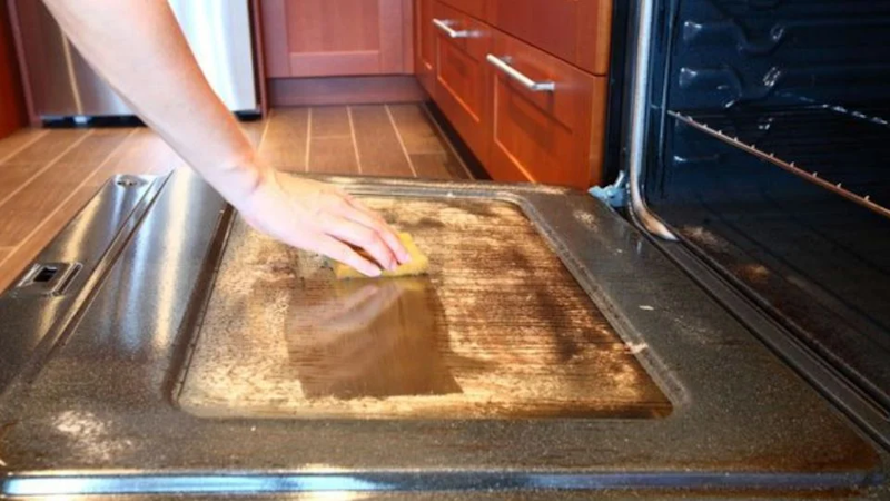 El truco para limpiar la tapa del horno sin desarmarla