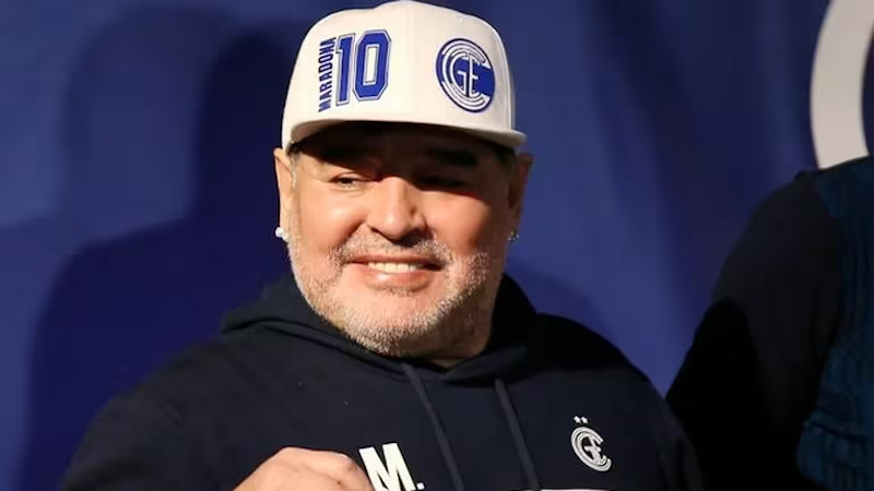 Un club europeo lanzó una réplica exacta de una camiseta de Diego Maradona 
