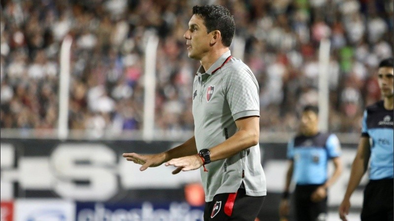 Larriera, feliz por la victoria y sorprendido con Banega