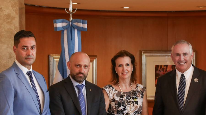 Reunión de Mondino con el embajador Stanley por inversión de firmas 