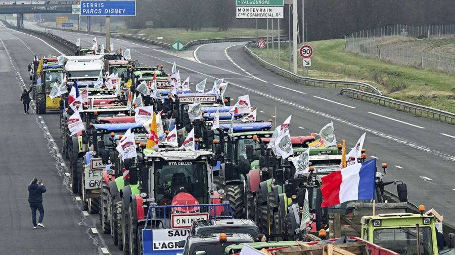 Agricultores franceses mantienen las protestas en las afueras de París