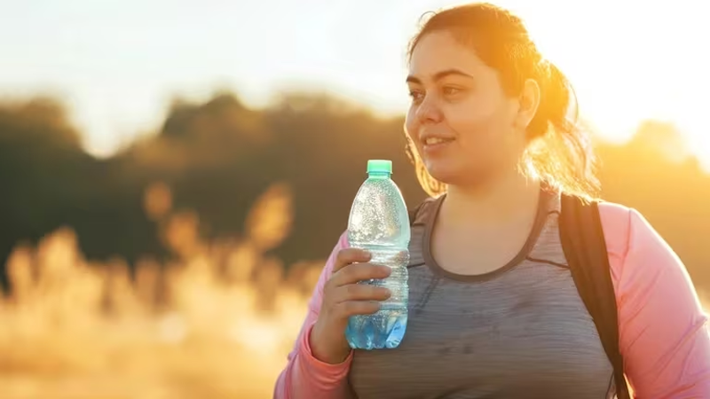 ¿Beber 2 litros de agua por día alcanza para no deshidratarse?