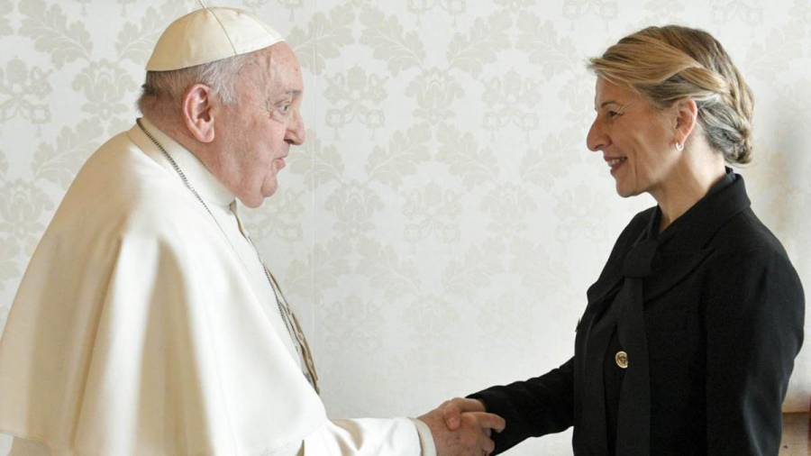 La vicepresidenta de España calificó al Papa como