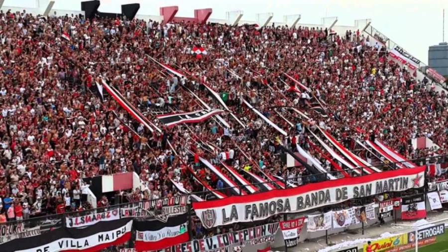 Crimen en el ascenso: matan a un hincha de Chacarita con una puñalada en plena tribuna